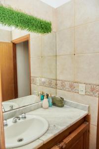 y baño con lavabo y espejo. en Callao Luxury Hostel en Buenos Aires
