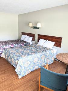 A bed or beds in a room at Gateway Inn