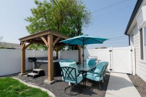 O grădină în afara Updated Family Friendly Hillyard Gem NEW HOT TUB!