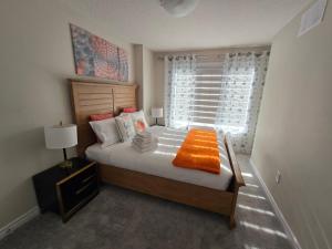 1 dormitorio con 1 cama grande y ventana en Luxury corner house, en Milton