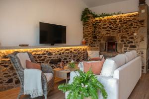 A television and/or entertainment centre at Casa Tarrío con Piscina - Santiago de Compostela