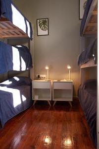 1 dormitorio con 2 literas y suelo de madera en Callao Luxury Hostel en Buenos Aires
