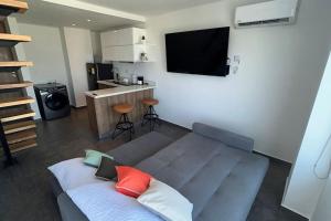 a living room with a couch and a flat screen tv at Apartamento Duplex en Barranquilla in Barranquilla