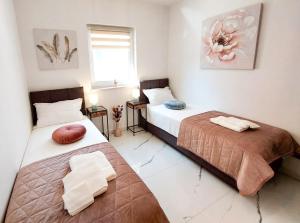 Postel nebo postele na pokoji v ubytování Garden Hill Apartment + 51 fotografií