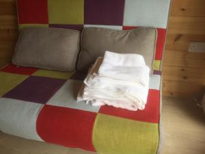 uma cama com um cobertor num quarto em Murphys Glamping Pod em Cork