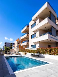 Bazén v ubytování Garden Hill Apartment nebo v jeho okolí