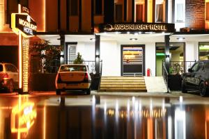 Arsin的住宿－Yıldız Moonlight Hotel Trabzon，停在酒店前的小汽车