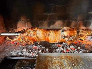 Un poisson mort cuisine sur un grill dans l'établissement Resort Dudukovic, à Slunj