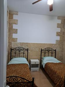 twee bedden naast elkaar in een kamer bij Casa vacanza Luana torrelapillo Salento in Porto Cesareo