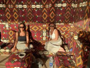 twee vrouwen op stoelen in een bus bij El Khalil Pyramids Inn in Caïro