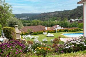 The swimming pool at or close to Casa Tarrío con Piscina - Santiago de Compostela