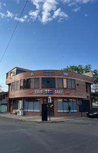 um edifício na esquina de uma rua em West Star Hotel em Kutaisi