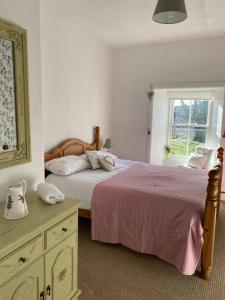 une chambre avec deux lits et une fenêtre dans l'établissement Christmas Cottage, à Balmaha