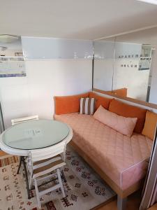 uma sala de estar com um sofá e uma mesa em Bolero apartman em Sarajevo