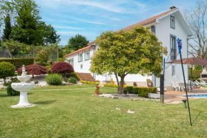 A garden outside Casa Tarrío con Piscina - Santiago de Compostela