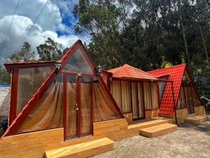 una casa modular con dosel y ventanas en Dream Garden Mountain Hotel, en San Juan