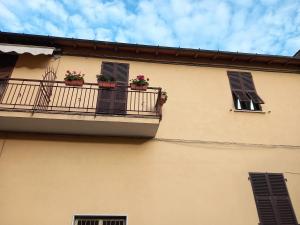 un edificio con macetas en un balcón en Geena's Home, en La Spezia