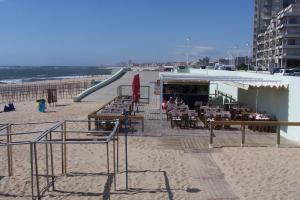 un restaurante en la playa con un tobogán en Albergue do Visconde, en Touguinha