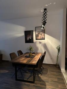 ein Esszimmer mit einem Holztisch und Stühlen in der Unterkunft Apartman Viktorija in Žabljak