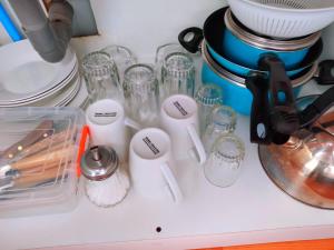 una encimera de cocina con utensilios de cristal y una batidora en Hostal Saint Michell. El Quisco en El Quisco