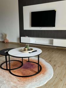 a coffee table in a living room with a tv at Le VÏU2 in Cotonou