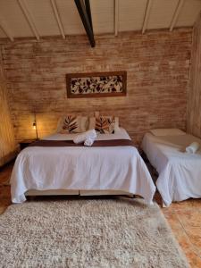 een slaapkamer met 2 bedden in een kamer bij Pousada Brisa da Mantiqueira in Monte Verde