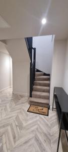 um corredor com uma escada com piso de madeira em Luxury Penthouse - Central Location - 2 Bed em Leeds