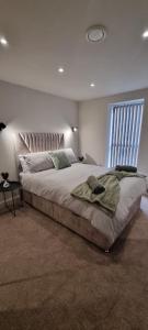 um quarto com uma cama grande num quarto em Luxury Penthouse - Central Location - 2 Bed em Leeds