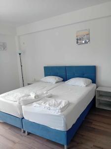 Een bed of bedden in een kamer bij Nastovi apartments rooms