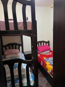 Porto Matrouh Chalet X Rent family only في مرسى مطروح: غرفة نوم بسريرين بطابقين وسرير