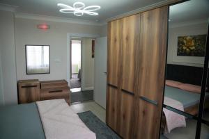 1 dormitorio con armario de madera y cama en Sama house en Rize