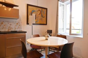 a kitchen with a table and chairs in a room at LE BOBO - Vieux-Port in Marseille