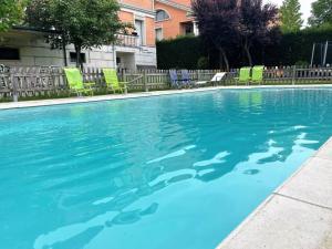 Piscina en o cerca de Segunda Planta de chalet con PISCINA con entrada independiente