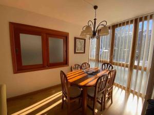 a dining room with a wooden table and chairs at Coqueto y céntrico en Panticosa in Panticosa