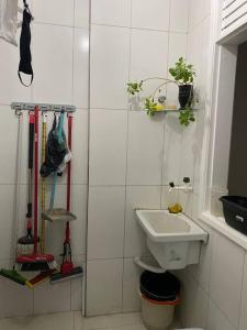 une salle de bain avec toilettes et lavabo dans l'établissement Apartamento perto de tudo em condomínio fechado., à Salvador 35 autres photos