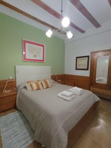 Caudete de las FuentesにあるCASA RURAL ALEGRÍAのベッドルーム1室(大型ベッド1台、タオル付)