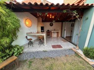 un patio arrière avec une table et un comptoir dans l'établissement JPK Guest House, à Tiradentes