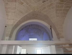 une arche dans un bâtiment avec plafond dans l'établissement Casa Nobile, à Squinzano