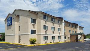 a large building with a sign on the side of it at Boarders Inn & Suites by Cobblestone Hotels Waterloo Cedar Falls in Waterloo