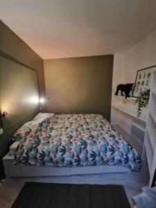 a bedroom with a bed with blue and red flowers at Duplex 90m² + terrasse in Bayonne