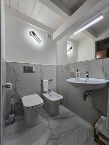 een badkamer met een toilet en een wastafel bij Casa del Grano - Ispica in Ispica