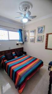 Ένα ή περισσότερα κρεβάτια σε δωμάτιο στο Tranquilo apartamento en San Agustin 1 dormitorio cama doble y salon con sofas camas