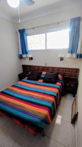 Ένα ή περισσότερα κρεβάτια σε δωμάτιο στο Tranquilo apartamento en San Agustin 1 dormitorio cama doble y salon con sofas camas