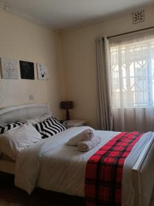 Un pat sau paturi într-o cameră la Nalelek Homes