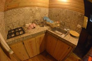 eine Küche mit einer Spüle und einer Arbeitsplatte in der Unterkunft Mango House Toma la luna 2br in Cabarete