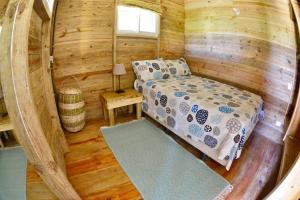 ein Schlafzimmer mit einem Bett in einer Holzhütte in der Unterkunft Mango House Toma la luna 2br in Cabarete