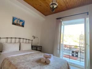 a bedroom with a bed with towels on it at Pension Efie in Hydra