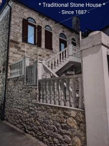een stenen huis met trappen aan de zijkant bij ThassCities Casa Studios in Limenas