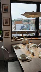 Reštaurácia alebo iné gastronomické zariadenie v ubytovaní Panorama View Design Apt in Old Town - Free Parking