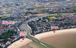 eine Luftansicht auf einen Strand mit zwei roten Pfeilen in der Unterkunft Charmant triplex familial au coeur du Pouliguen, proche de la plage et de la Baule in Le Pouliguen